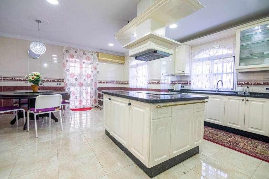 Lujosa Villa En Alhaurin De La Torre 7 Dormitorios Esterno foto